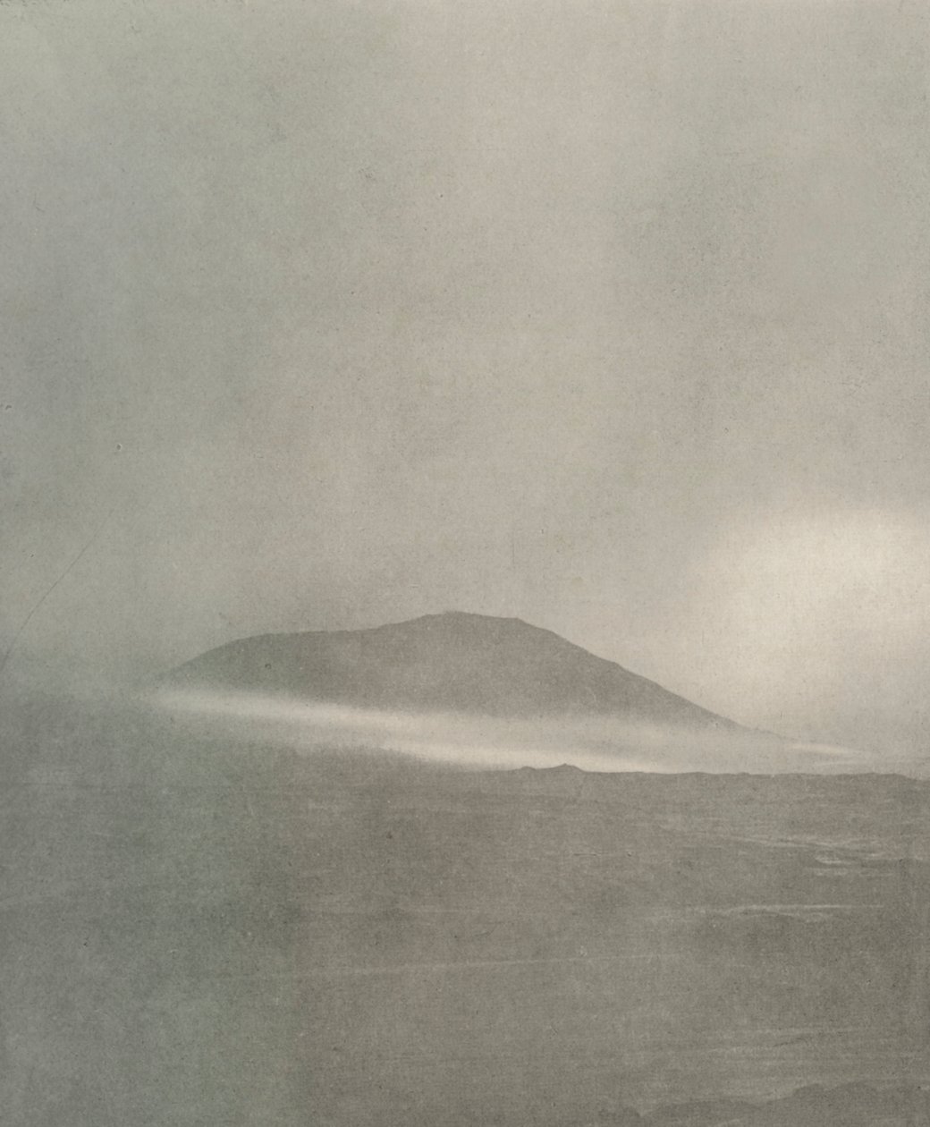 Der Beginn eines Schneesturms...Schneeverwehung um den Mount Erebus, um 1908, 1909 von Unbekannt