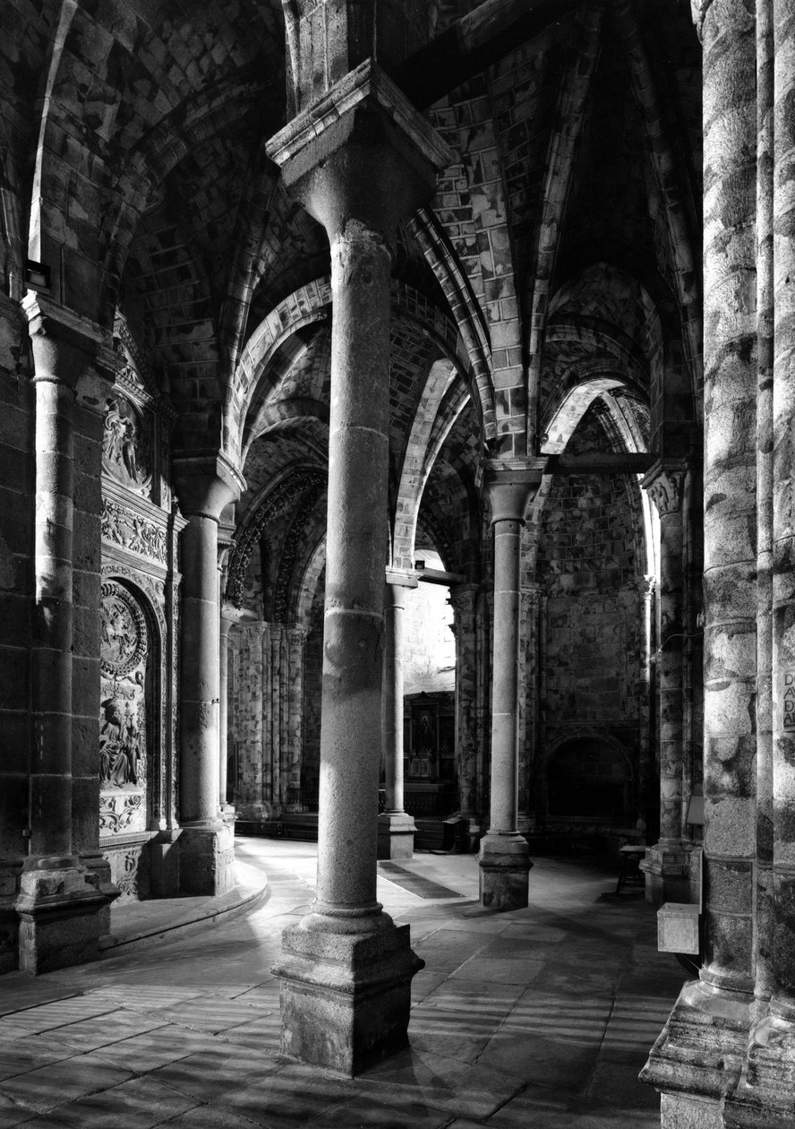 Der Chorumgang und die sogenannte Strahlende Kapelle. Kathedrale Saint Savior. 12.-15. Jahrhundert. Avila, Spanien von Unbekannt
