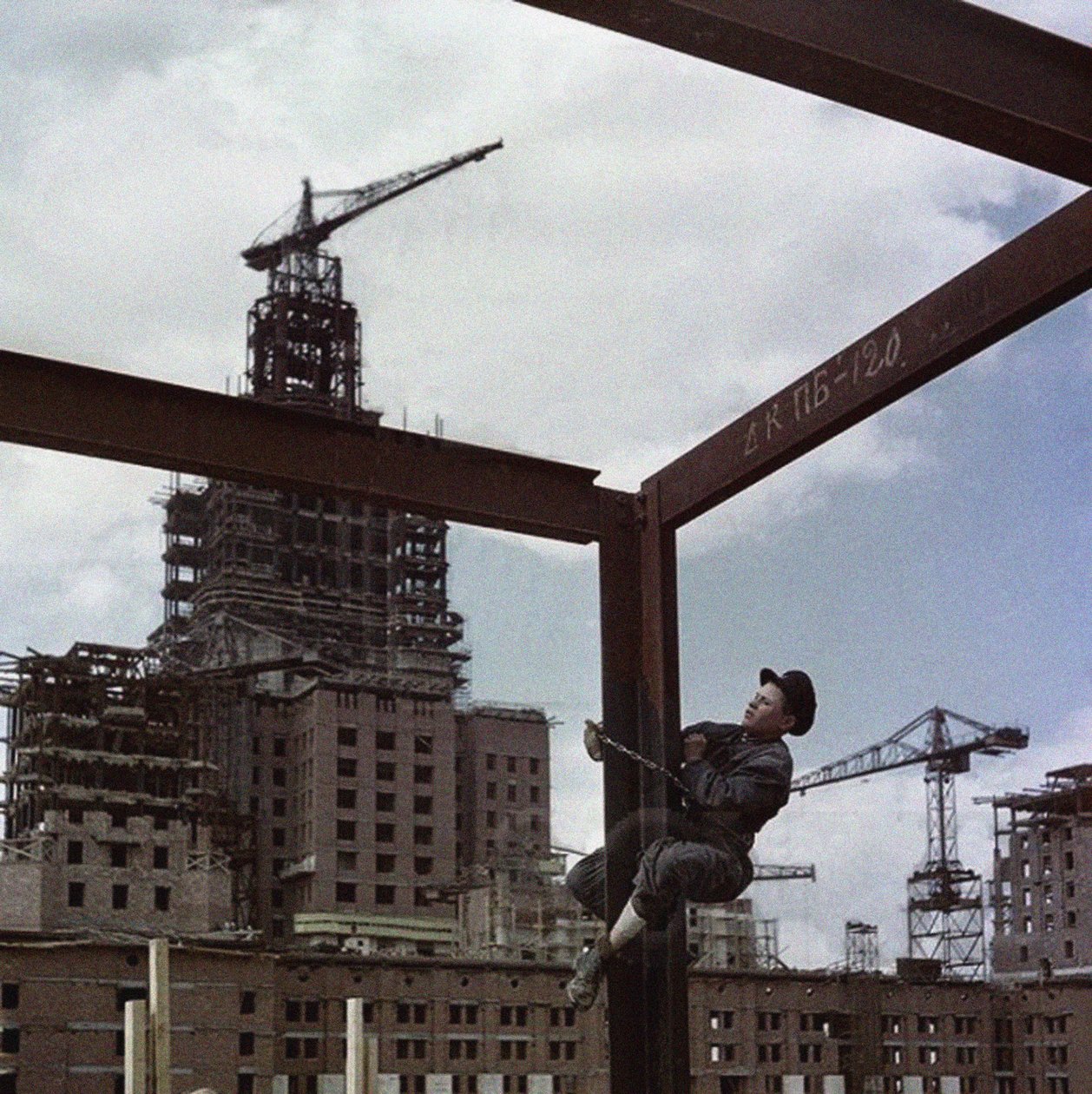 Der Bau des Hauptgebäudes der Moskauer Staatlichen Universität auf den Lenin-Hügeln von Unbekannt