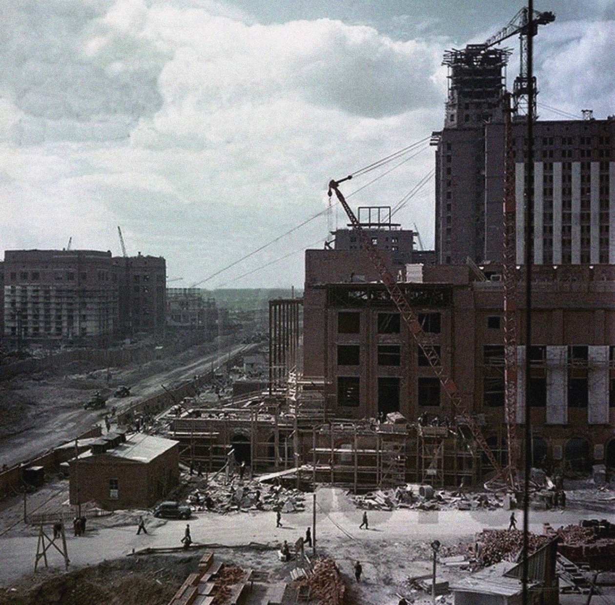 Der Bau des Hauptgebäudes der Moskauer Staatsuniversität auf den Lenin-Hügeln von Unbekannt