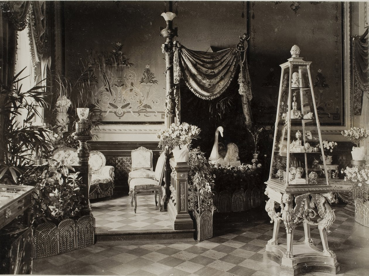 Die Ausstellung der Fabergé-Sammlung der russischen Zarenfamilie im Dervis-Palast in St. Petersburg von Unbekannt