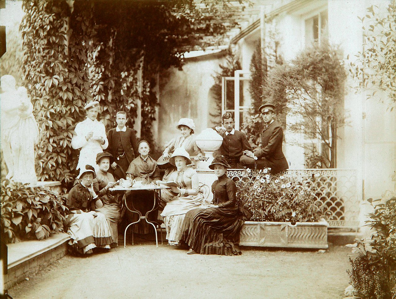 Die Familie von Herzog Fyodor Uvarov auf ihrem Landgut, Porechye, Russland, 1880er Jahre von Unbekannt