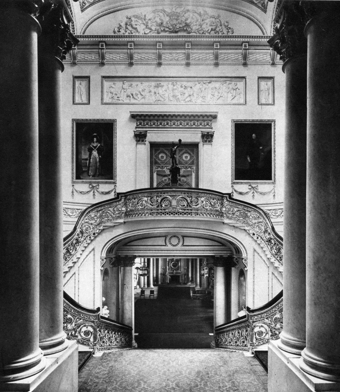 Die große Treppe im Buckingham Palace, London, 1935 von Unbekannt