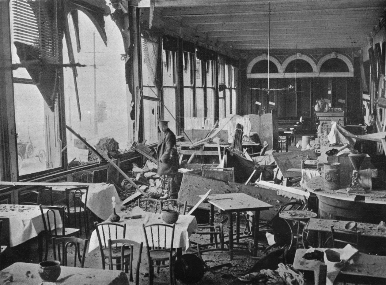 Das Innere des Grand Hotels, zeigt die durch den Beschuss verursachten Schäden, 1914 von Unbekannt