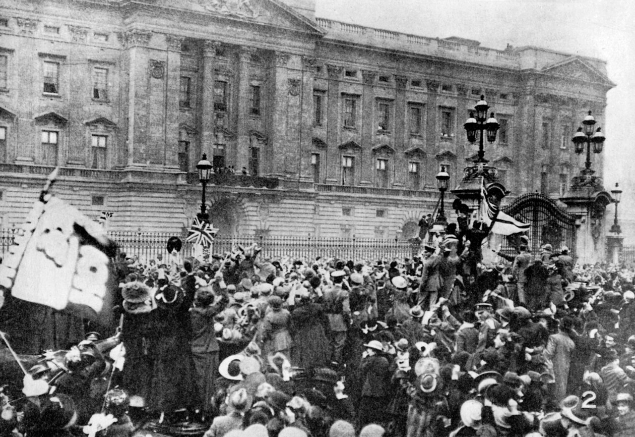 Die offizielle Bekanntmachung des Waffenstillstands wird verlesen, Buckingham Palace, 1918 1936 von Unbekannt
