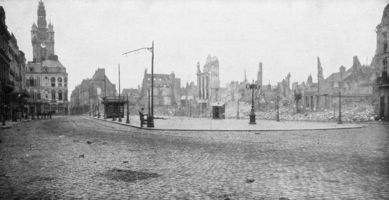 Die Ruinen und der Glockenturm von Douai, Frankreich, 1918 von Unbekannt