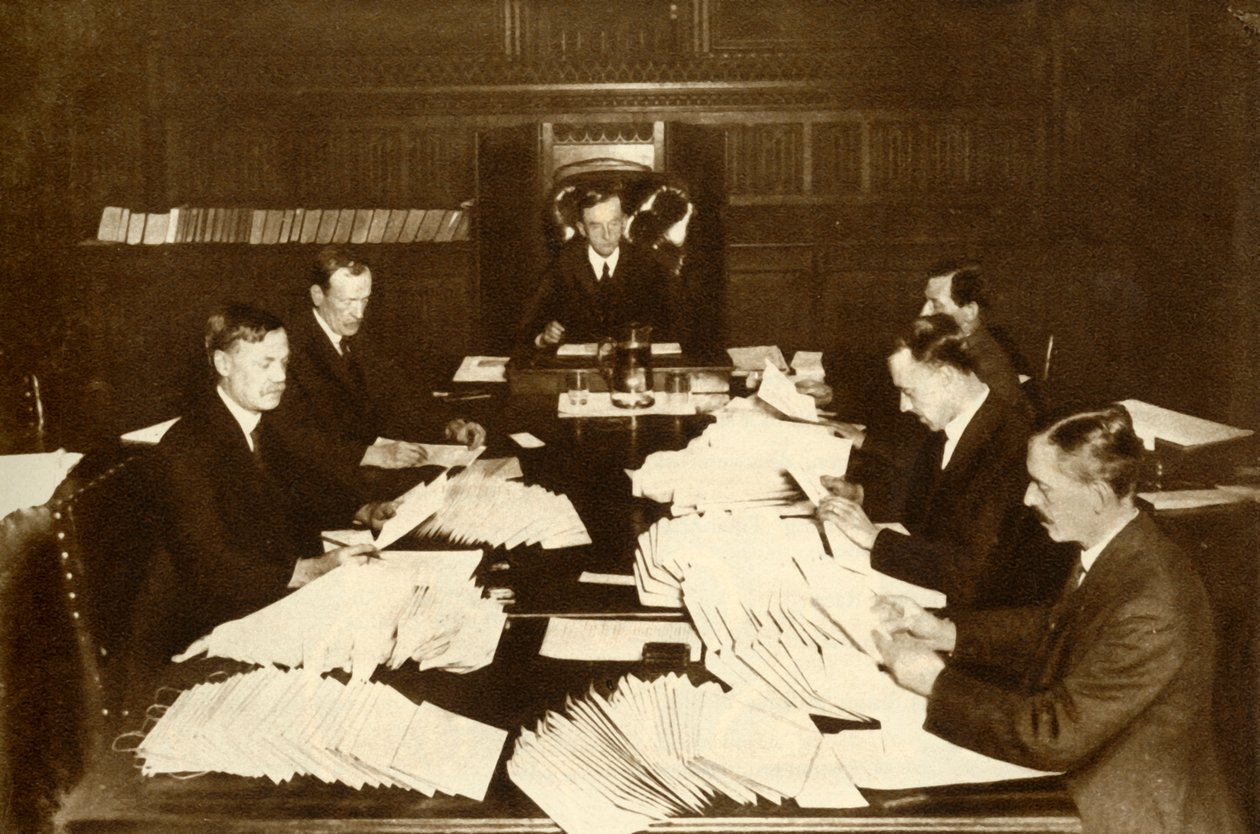 Szene im Büro des Lordkanzlers...Parlamentswahl, 1923, 1935 von Unbekannt