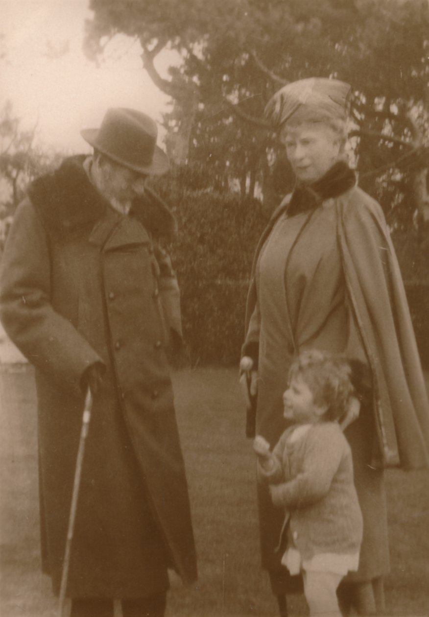 Ihre Majestäten der König und die Königin mit Prinzessin Elizabeth im Craigweil House, Bognor, um 1930 von Unbekannt
