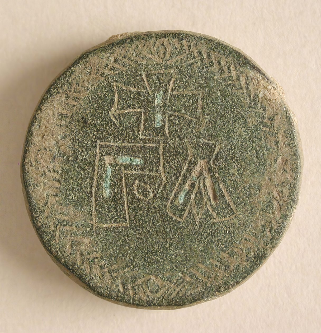 Drei runde Kupferlegierungs-Gewichte mit Kreuzen, Byzantinisch, 8.-9. Jahrhundert von Unbekannt