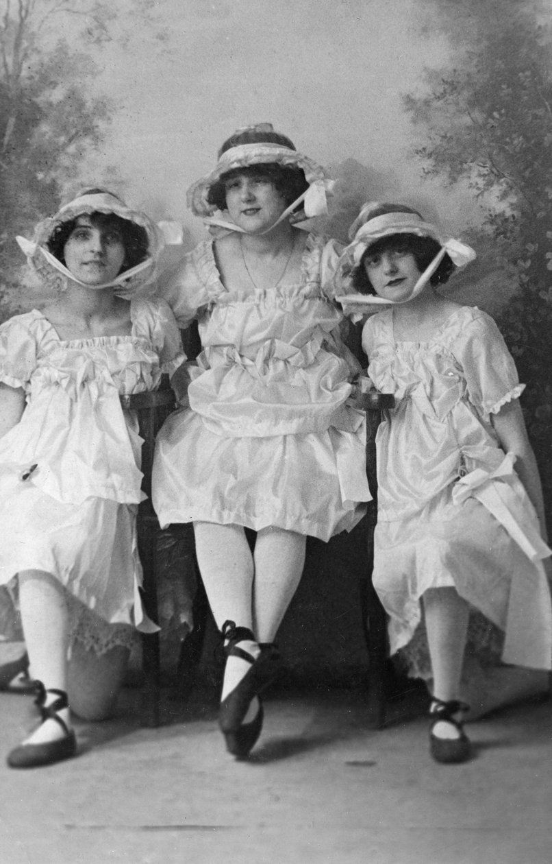 Drei junge Frauen, fotografiert in den Gales Studios, frühes 20. Jahrhundert von Unbekannt