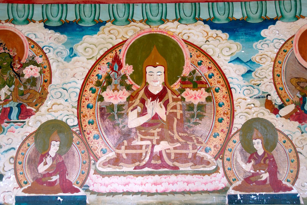 Tibetischer Buddhismus; Wandgemälde; Lama Tsongkharpa; Gelug-Schule; gelbe Kappen; Meditation; verschiedene Handhaltungen; Mudras; Yongning; Zhamei-Tempel; Lugu Hu Seegebiet; Yunnan Provinz; Volksrepublik China; Asien von Unbekannt