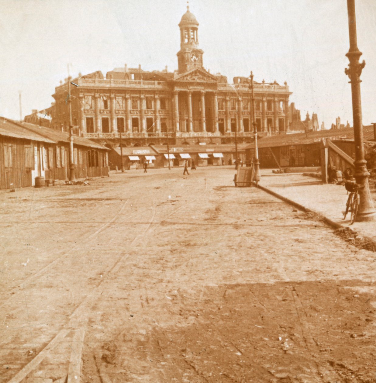 Rathaus und Hauptplatz, Cambrai, Nordfrankreich, ca. 1914-ca. 1918 von Unbekannt