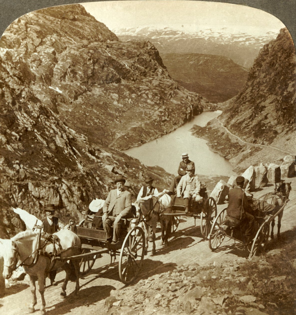 Reisende auf Bergstraße durch wilde Schlucht von Seljestad, Norwegen, ca. 1905 von Unbekannt