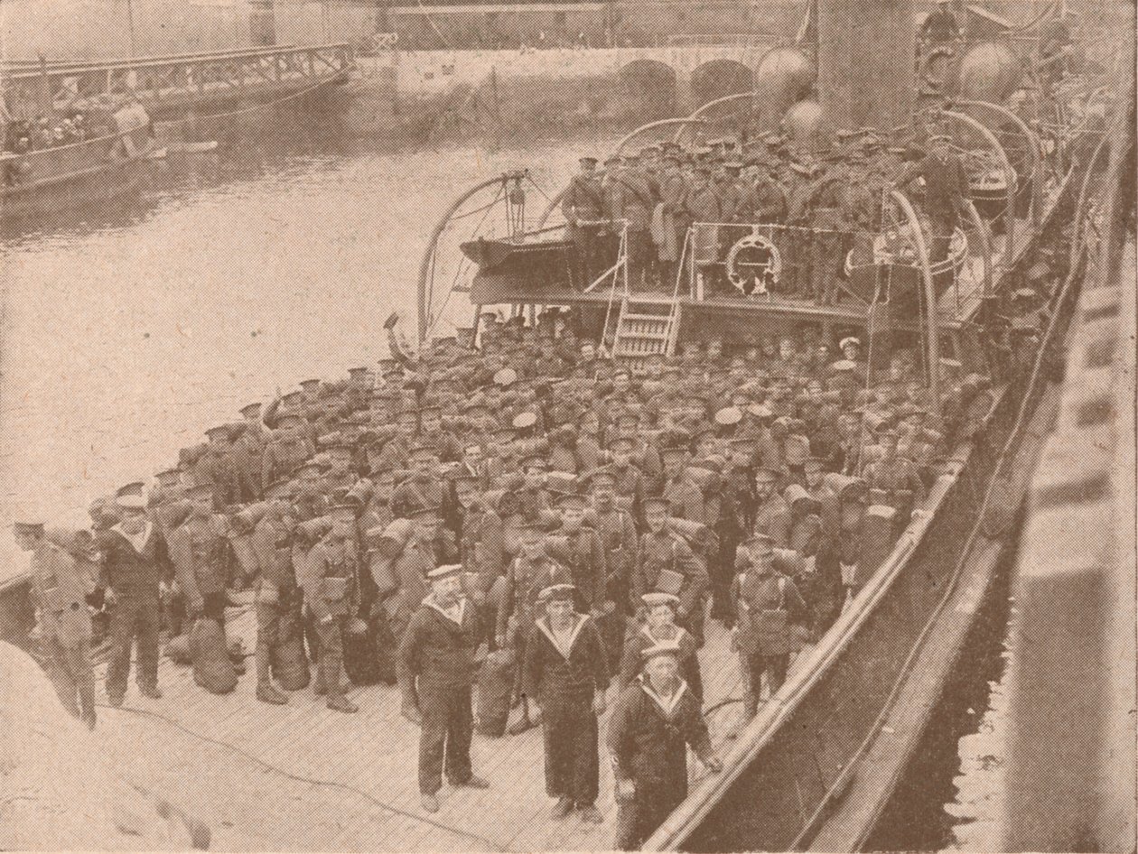 Truppen an Bord eines Kanaltransports, ca. 1915-1928 von Unbekannt