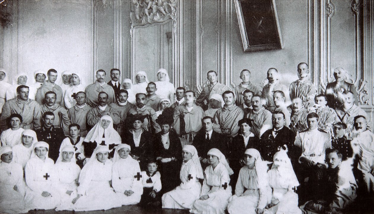 Zarin Maria Fjodorowna von Russland besucht ein Krankenhaus in Kiew, 1915 von Unbekannt