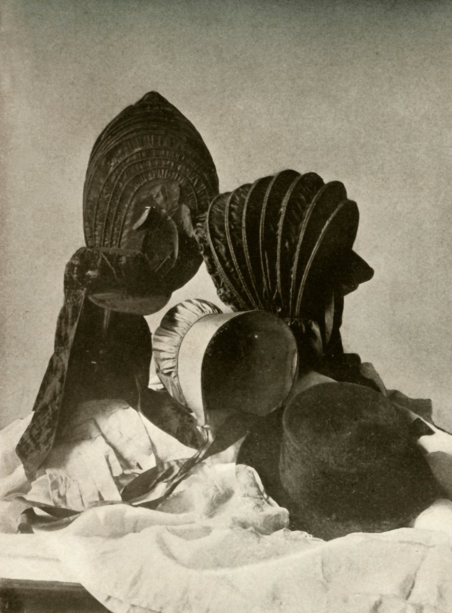 Zwei Seidenkalaschen, Reitkappe, Quäkerhaube, Hut, Handschuhe und Rock, 18. Jahrhundert, 1937 von Unbekannt