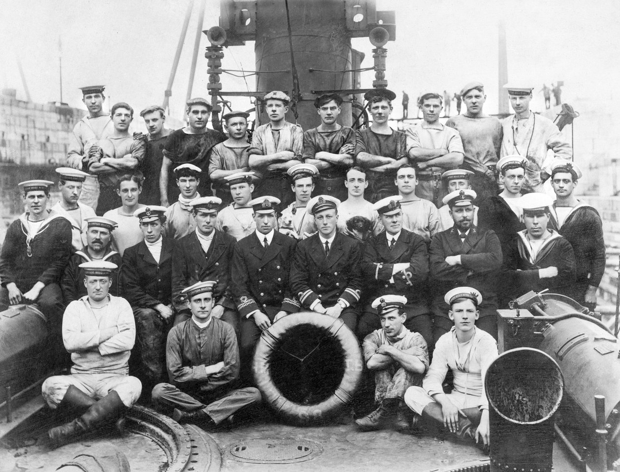Vereinigtes Königreich: Offiziere und Schiffsbesatzung H.M.T.B 98, am 344. Tag des Krieges - ca. 1915 von Unbekannt