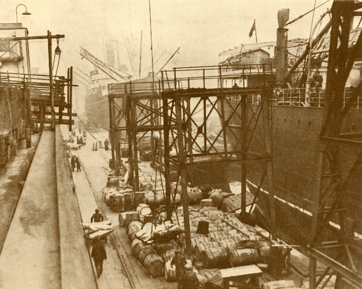 Entladen von Lebensmittelschiffen an den Royal Albert Docks, London von Unbekannt