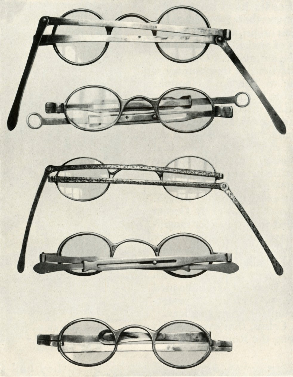 Verschiedene Brillentypen...des späten 18. und frühen 19. Jahrhunderts, 1934 von Unbekannt