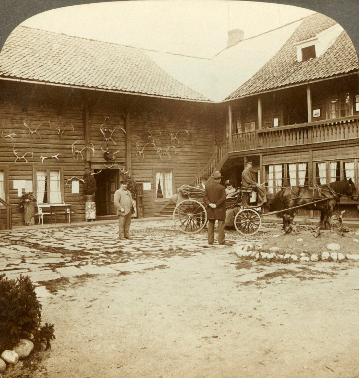 Victoria Hotel, geschmückt mit Rentiergeweihen, in Kongsberg, im rauen Norwegen, um 1905 von Unbekannt