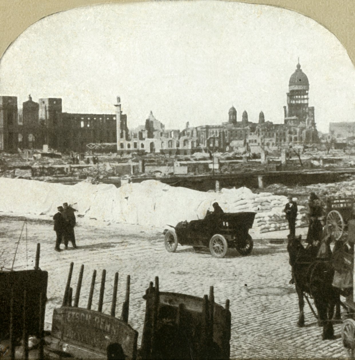 Blick von der Verteilungsstation der Moulder-Schule, zeigt Tonnen von Mehl auf dem Bürgersteig, 1906 von Unbekannt