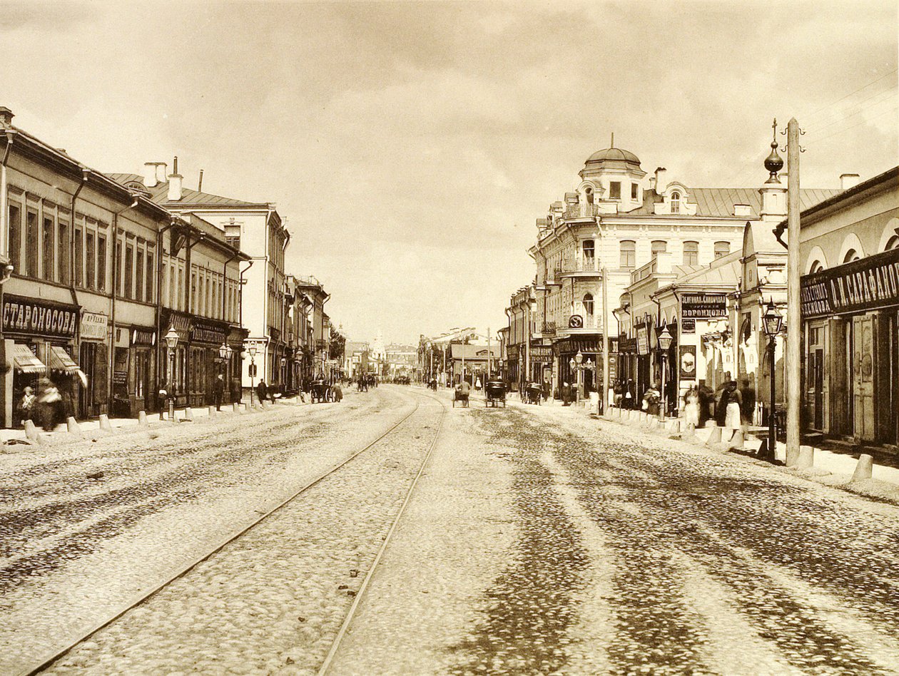 Blick auf die Arbat-Straße von der Kirche der lebensspendenden Dreifaltigkeit, Moskau, Russland, 1888 von Unbekannt