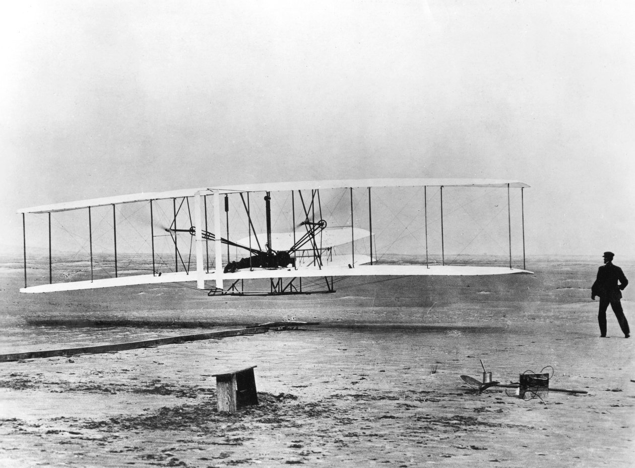 Wilbur und Orville Wright und der erste motorisierte Flug, North Carolina, 17. Dezember 1903 von Unbekannt