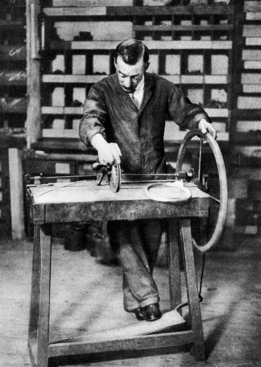 Draht wird zu Federn für Federschlösser gewickelt, London, 1926-1927 von Unbekannt