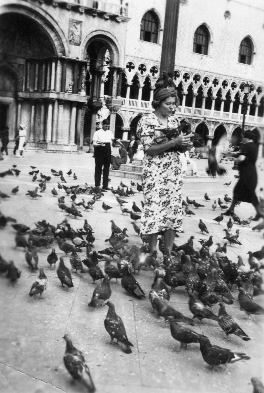 Frau umgeben von Tauben, Markusplatz, Venedig, Italien, 1938 von Unbekannt
