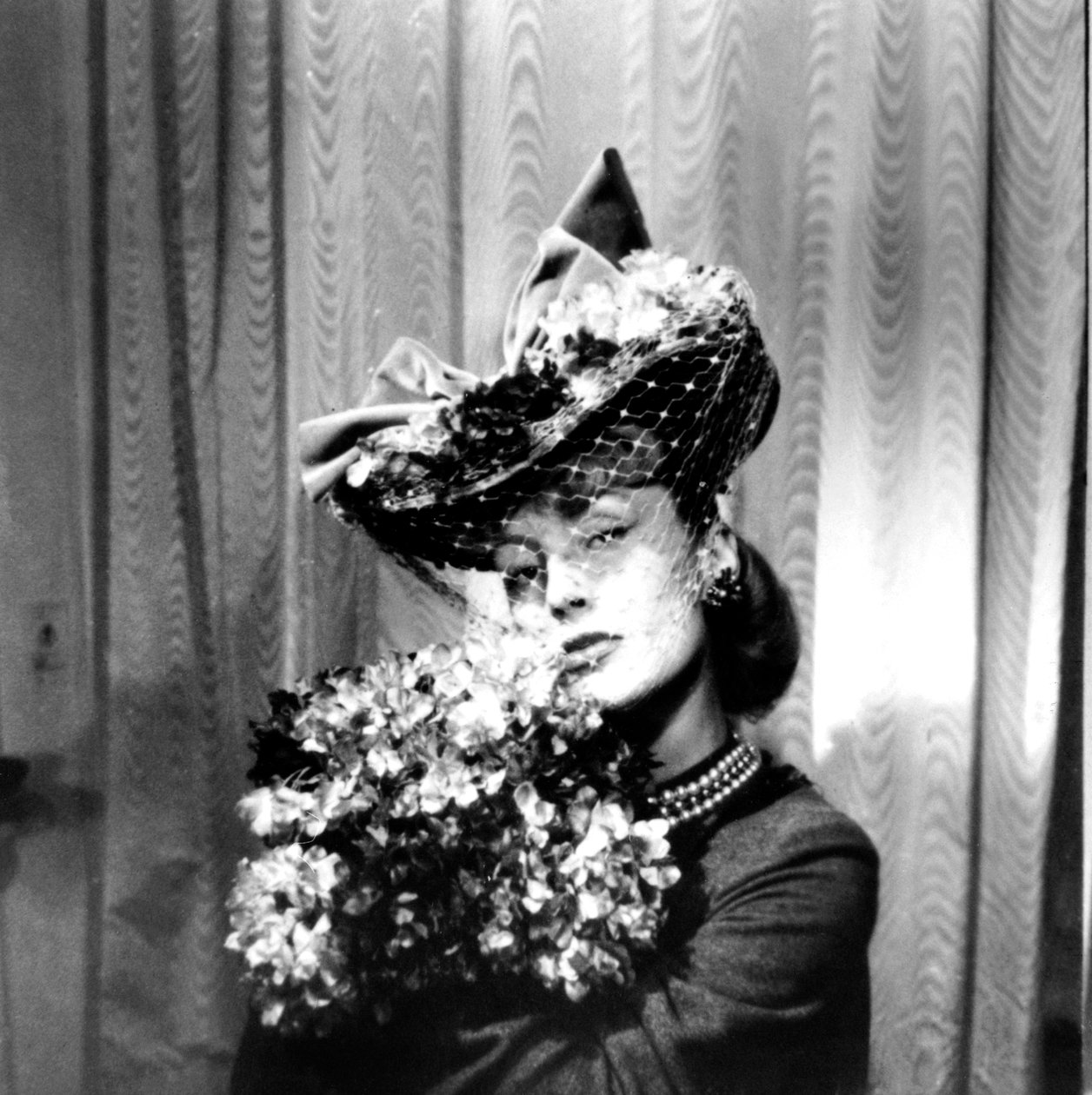 Frau mit Hut und Schleier, die einen Blumenstrauß hält, Paris, 1943 von Unbekannt