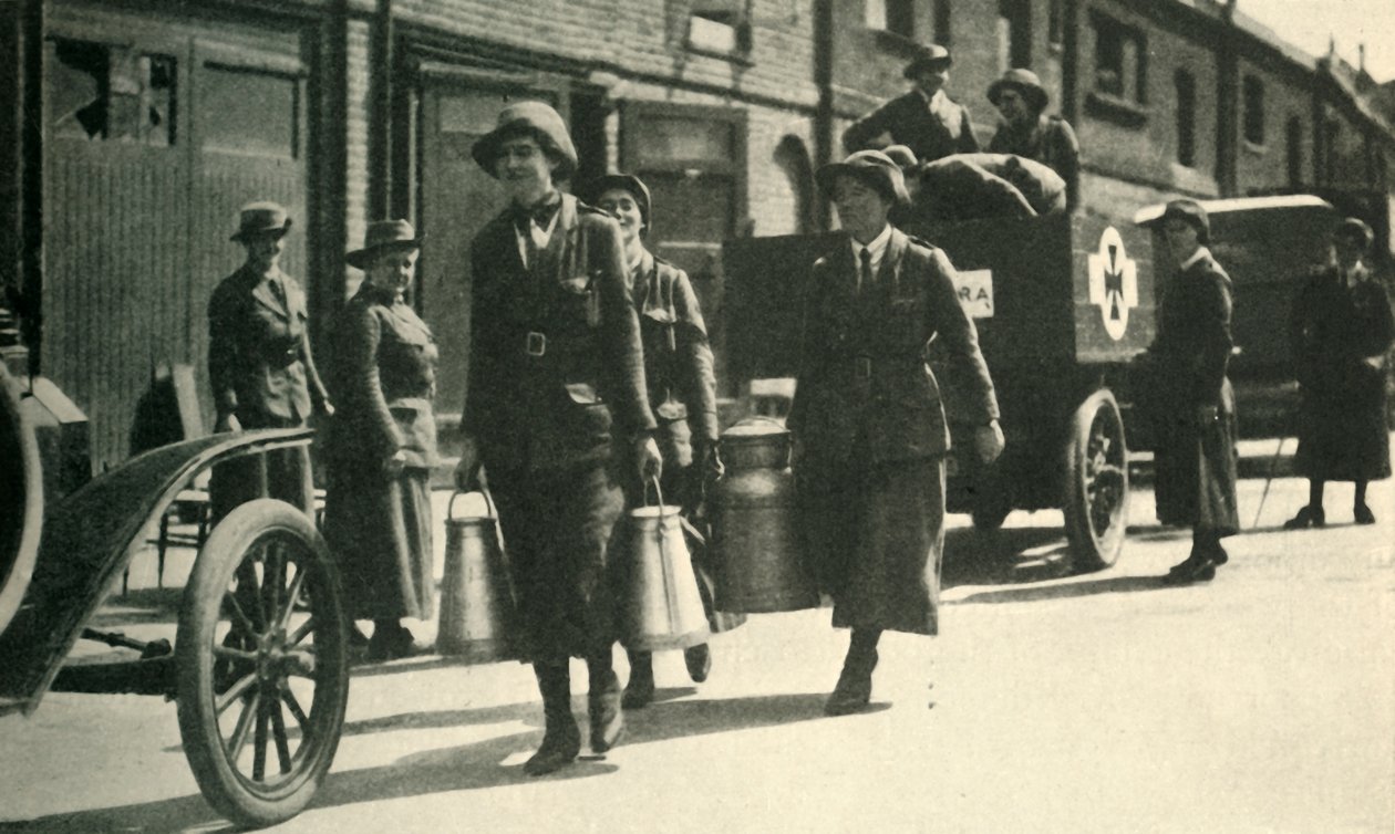 Frauenreservisten liefern Milch an ein Krankenhaus, Erster Weltkrieg, ca. 1914-1918, ca. 1920 von Unbekannt