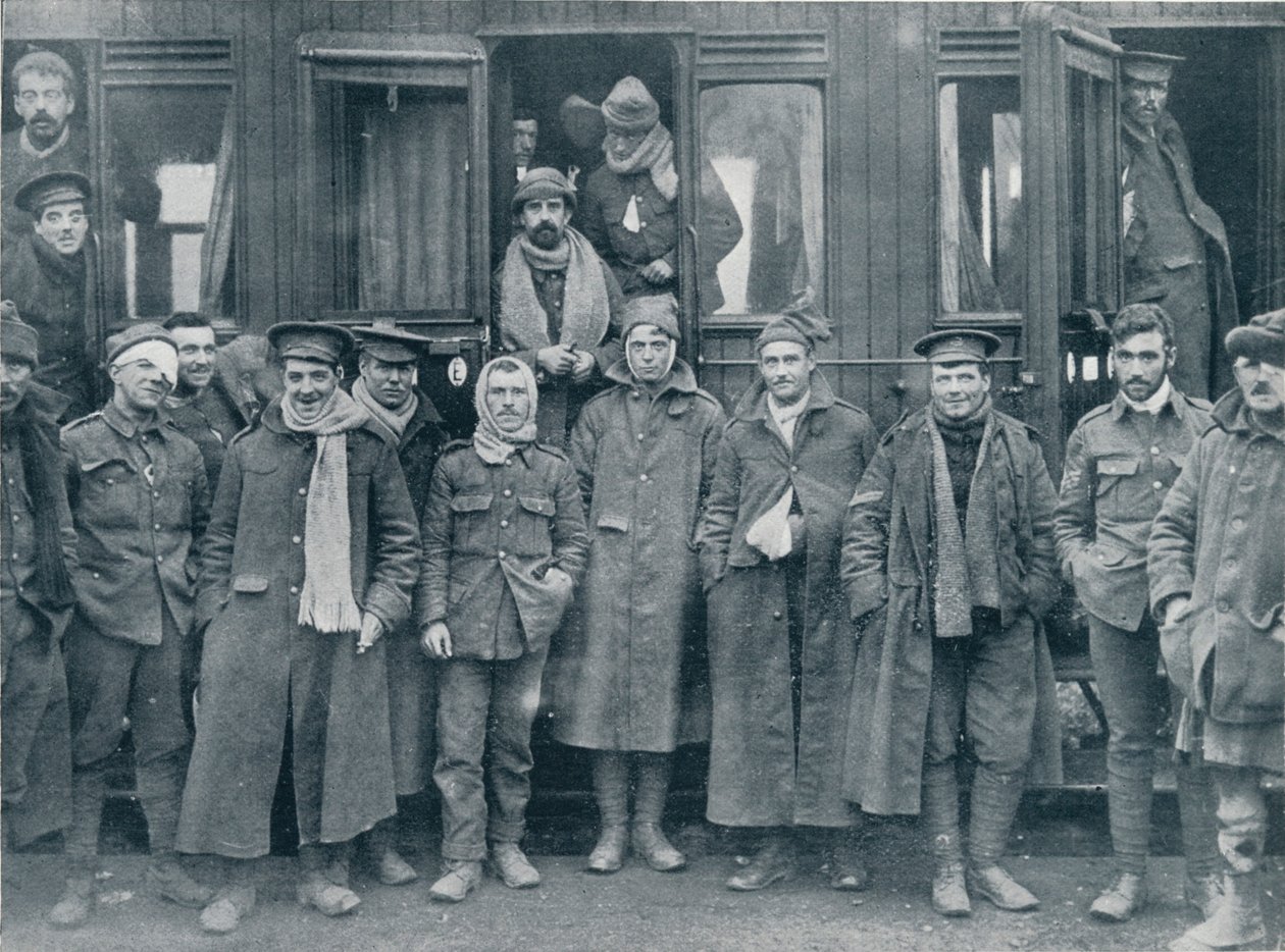 Verwundete englische Truppen auf dem Weg zu einem Feldlazarett, ca. 1914 von Unbekannt