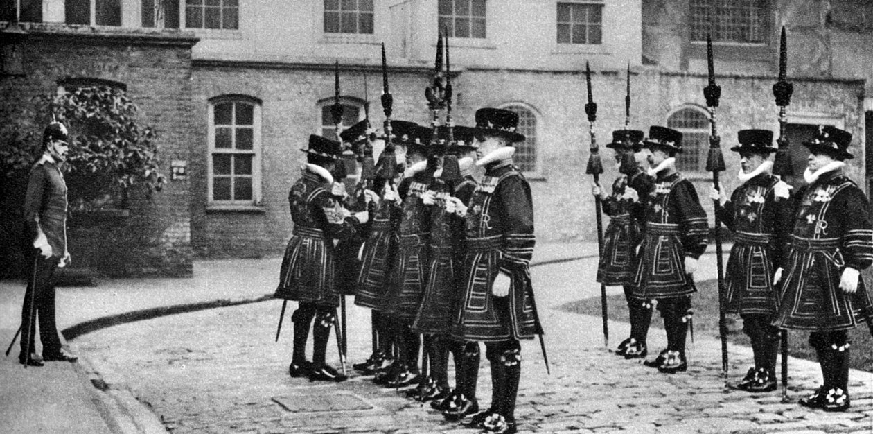 Yeomen Warders bei der Parade im Tower of London, 1926-1927 von Unbekannt
