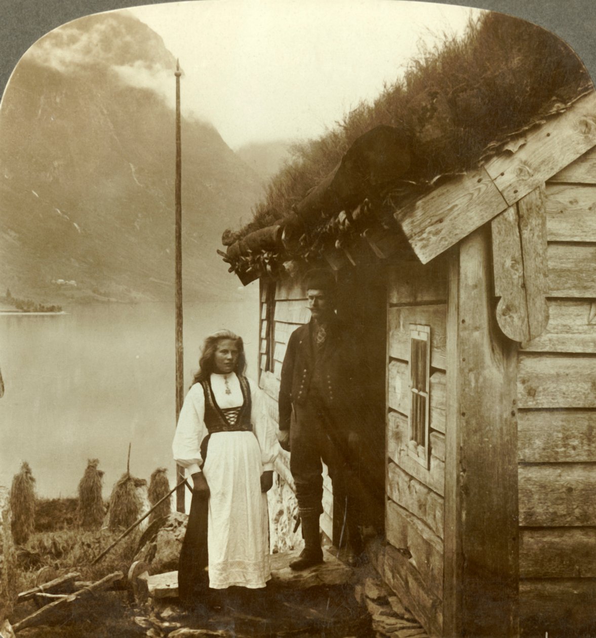 Junge Bauern aus der Nordfjord-Region - vor ihrem Häuschen, Norwegen, um 1905 von Unbekannt