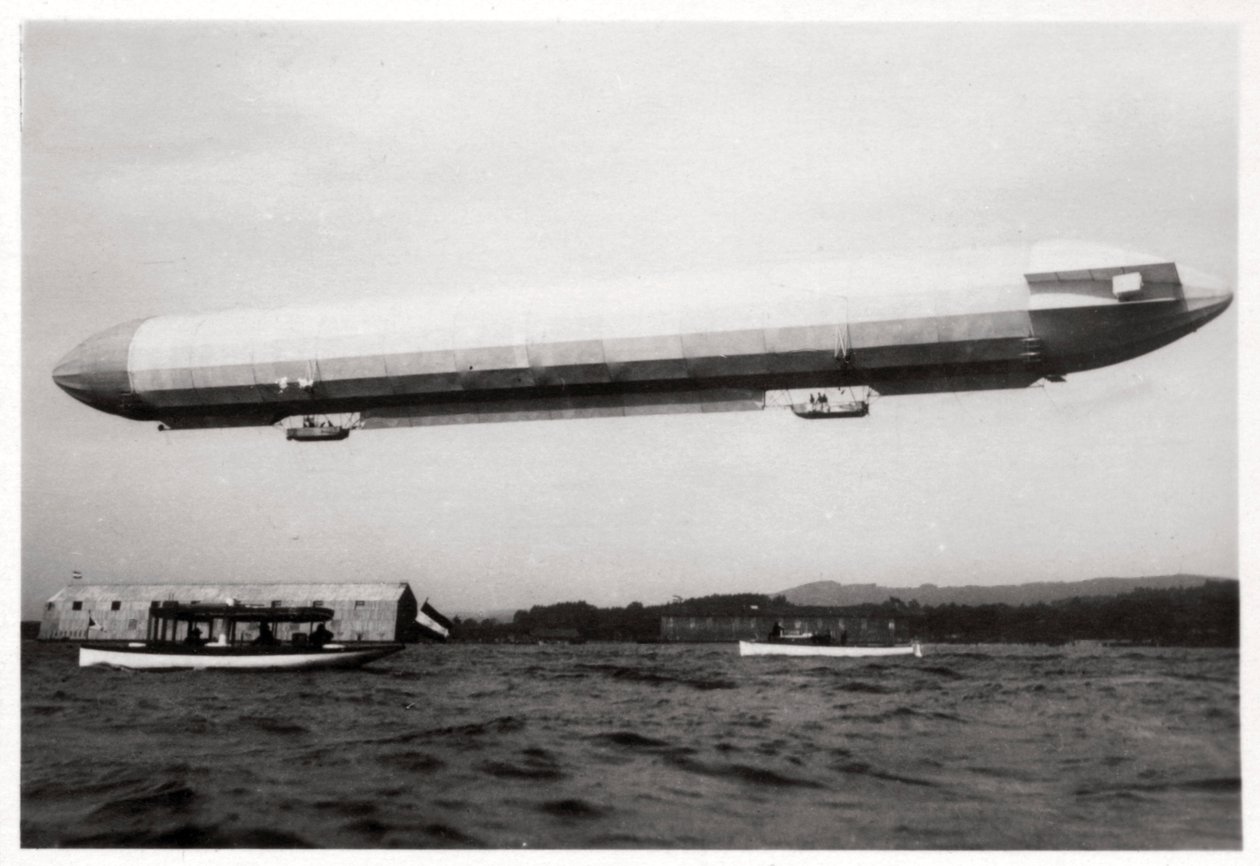 Zeppelin LZ3 in der Luft, Deutschland, um 1906-1908, 1933 von Unbekannt