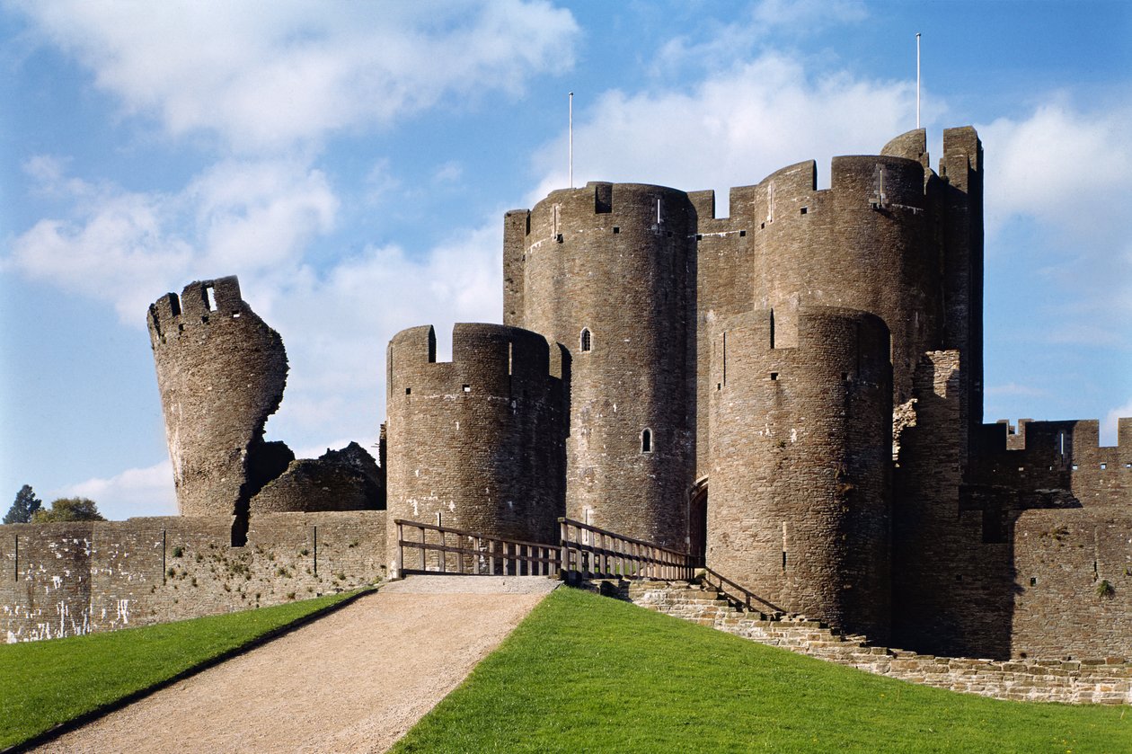 Caerphilly Castle, Außenansicht mit Brücke und schiefem Turm, Glamorgan, Wales, fertiggestellt 1277 von Unbekannt Unbekannt