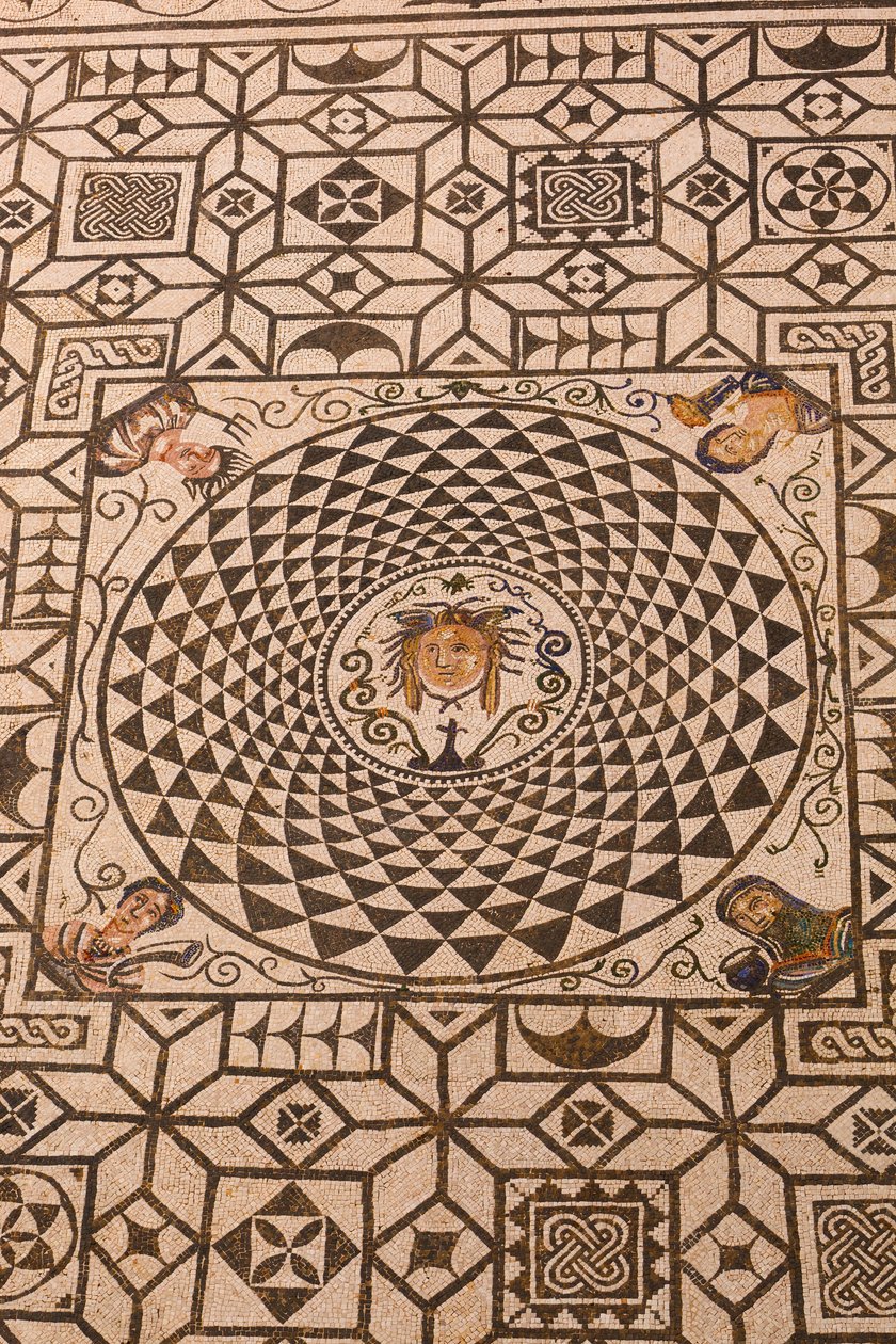 Carmona, Provinz Sevilla, Spanien. Römisches Mosaik der Medusa im Rathaus. von Unbekannt Unbekannt