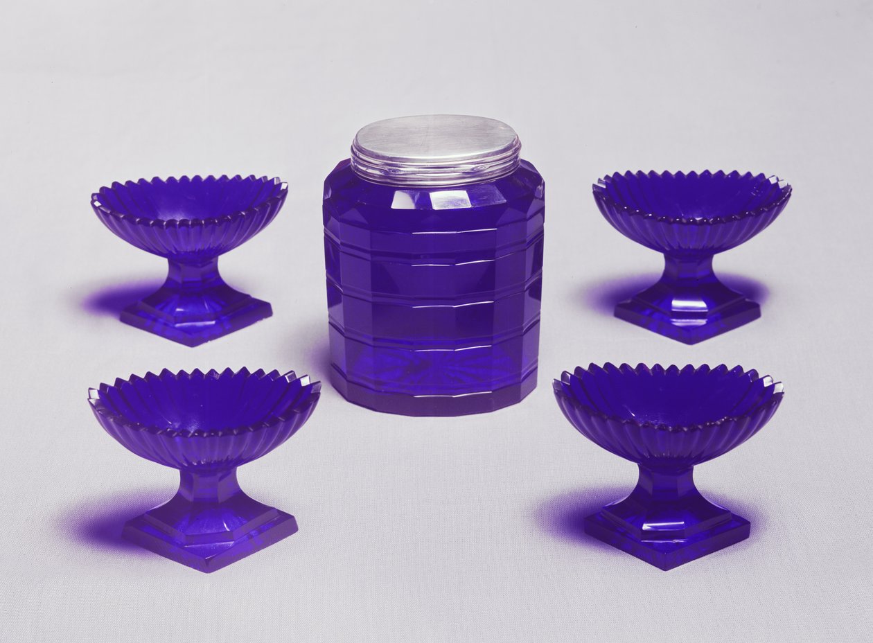 Vier Salzgefäße und eine Dose, irisches blaues Glas, um 1785 von Unbekannt Unbekannt