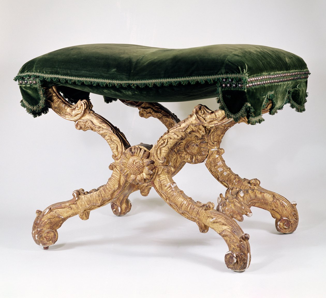 Französischer Regency X-Rahmen Hocker, 1700-1720, aus vergoldetem Holz mit gepolstertem Sitz, Blätter- und Flammenmotiv, Sonnenblume am Schnittpunkt von Unbekannt Unbekannt
