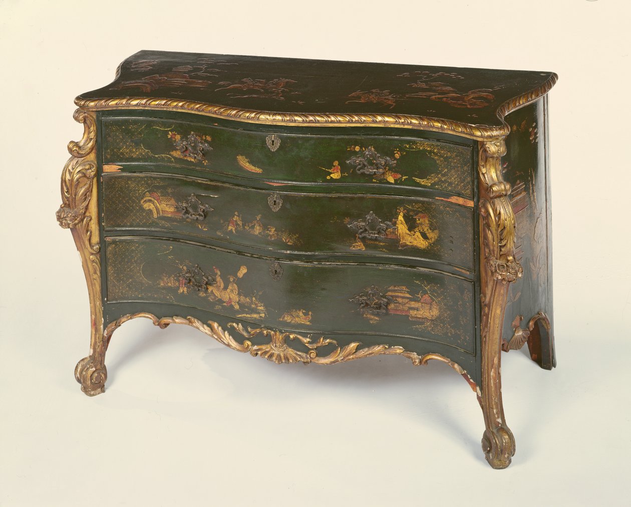 Grün lackierte und teilweise vergoldete Serpentin-Kommode, im Stil von Thomas Chippendale von Unbekannt Unbekannt