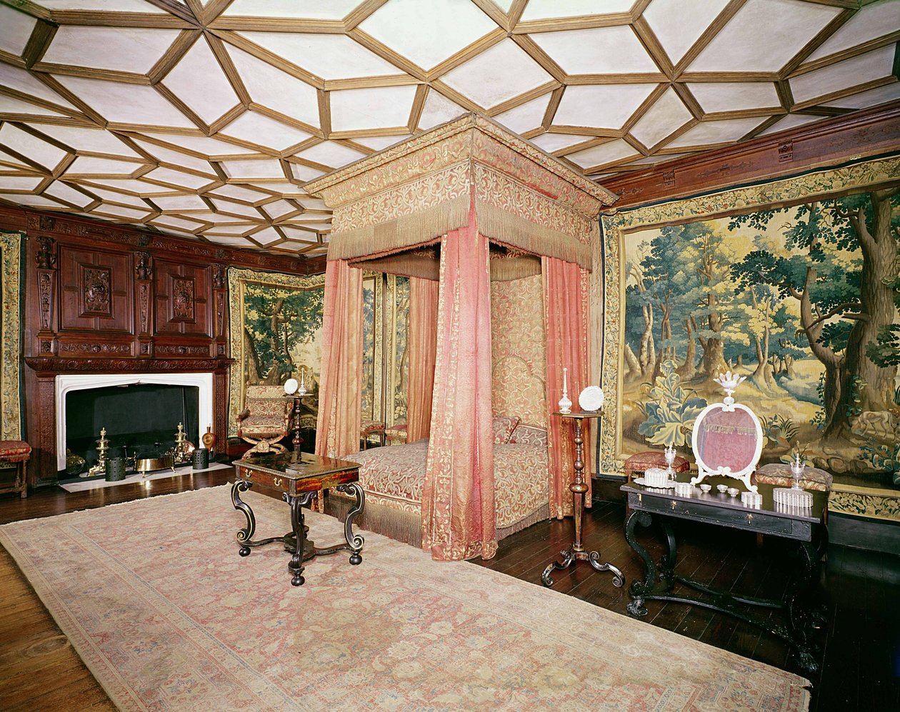 Vorhänge und Überwurf aus rotem Satin und Silbergewebe, aus dem Spangled Bedroom von Unbekannt Unbekannt