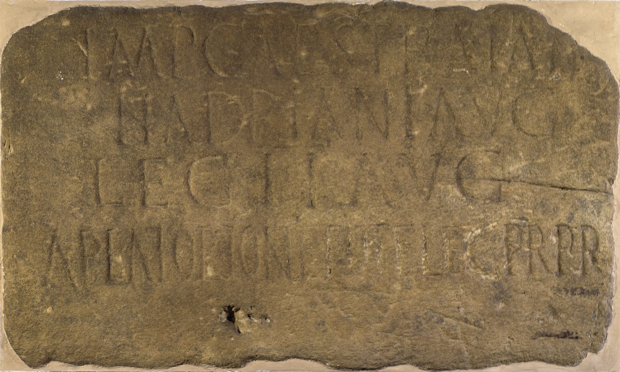 Inschrift von Meilenkastell 38 an Hadrians Mauer, die den Bau des Meilenkastells durch die 2. Legion Augusta, 122-125 n. Chr., dokumentiert von Unbekannt Unbekannt