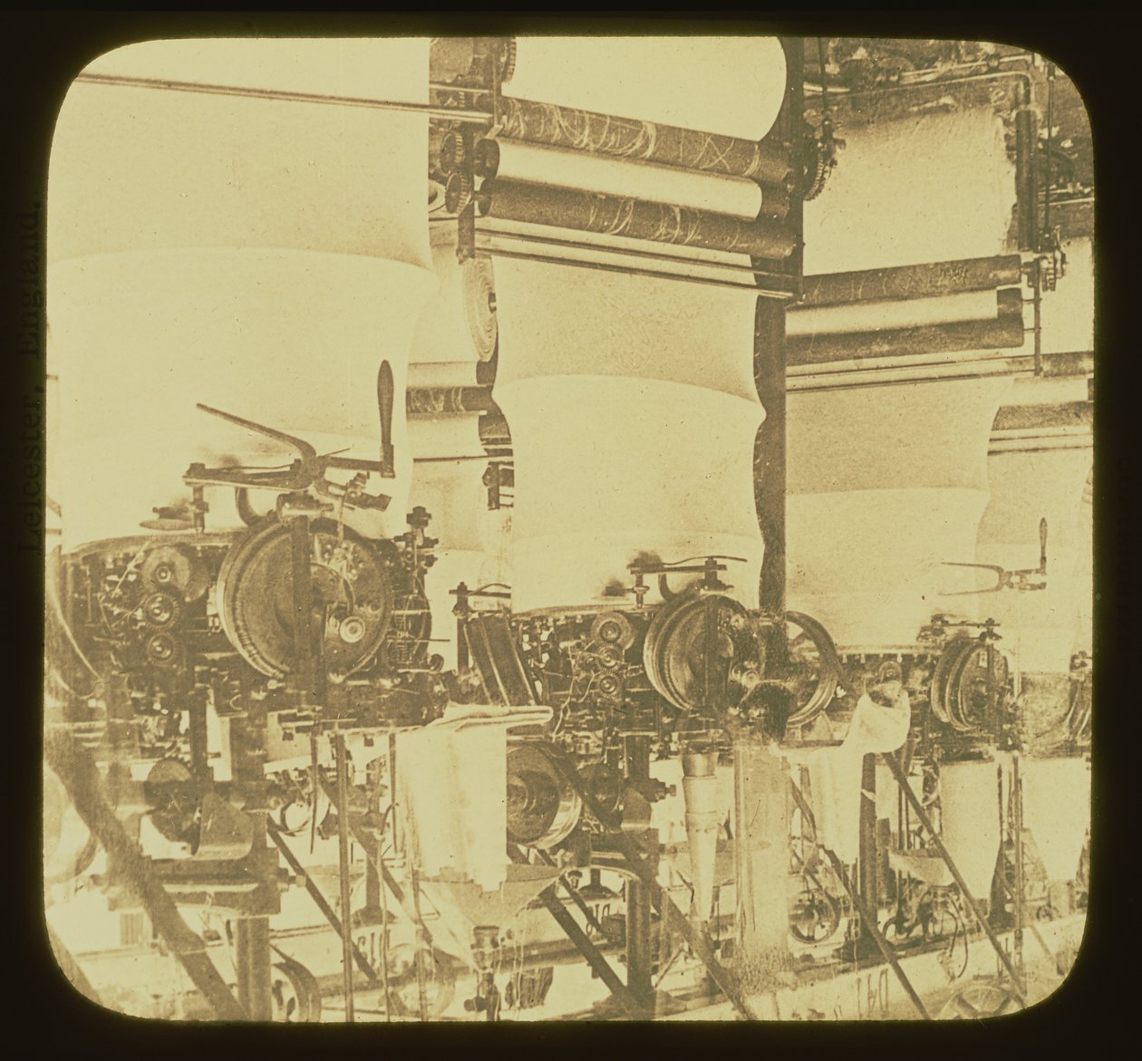 Strickmaschinen in Betrieb in der Wolsey-Wollfabrik, Leicestershire, um 1850 von Unbekannt Unbekannt