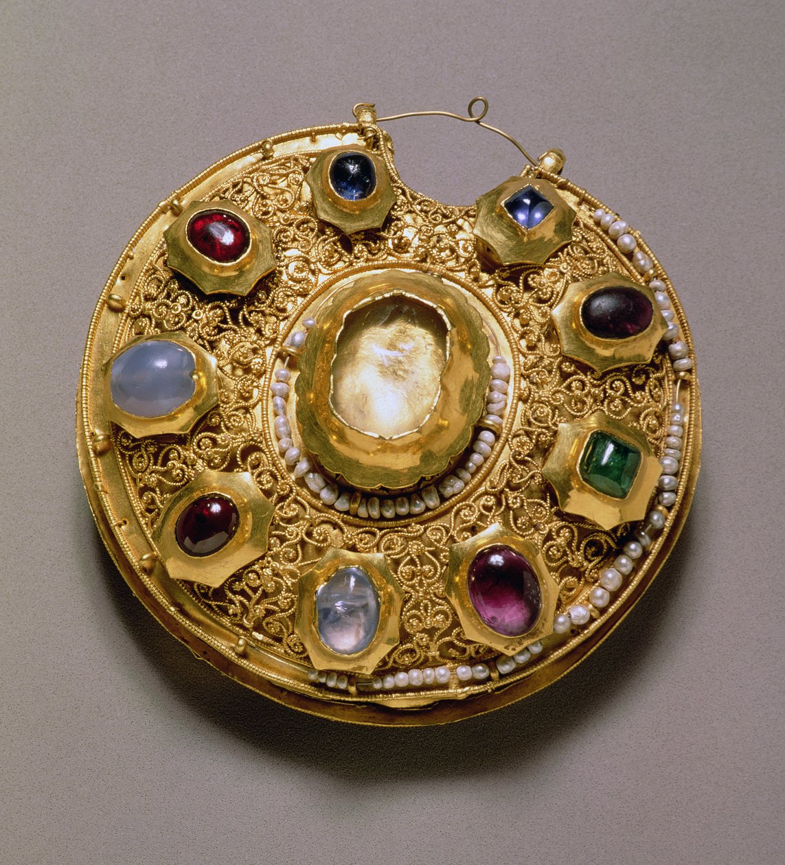 Kolt-Medaillon, Gold mit Perlen und Edelsteinen, Cloisonné, Emaille, Filigran- und Granulationsdekoration, Rjasan, 12. Jahrhundert von Unbekannt Unbekannt