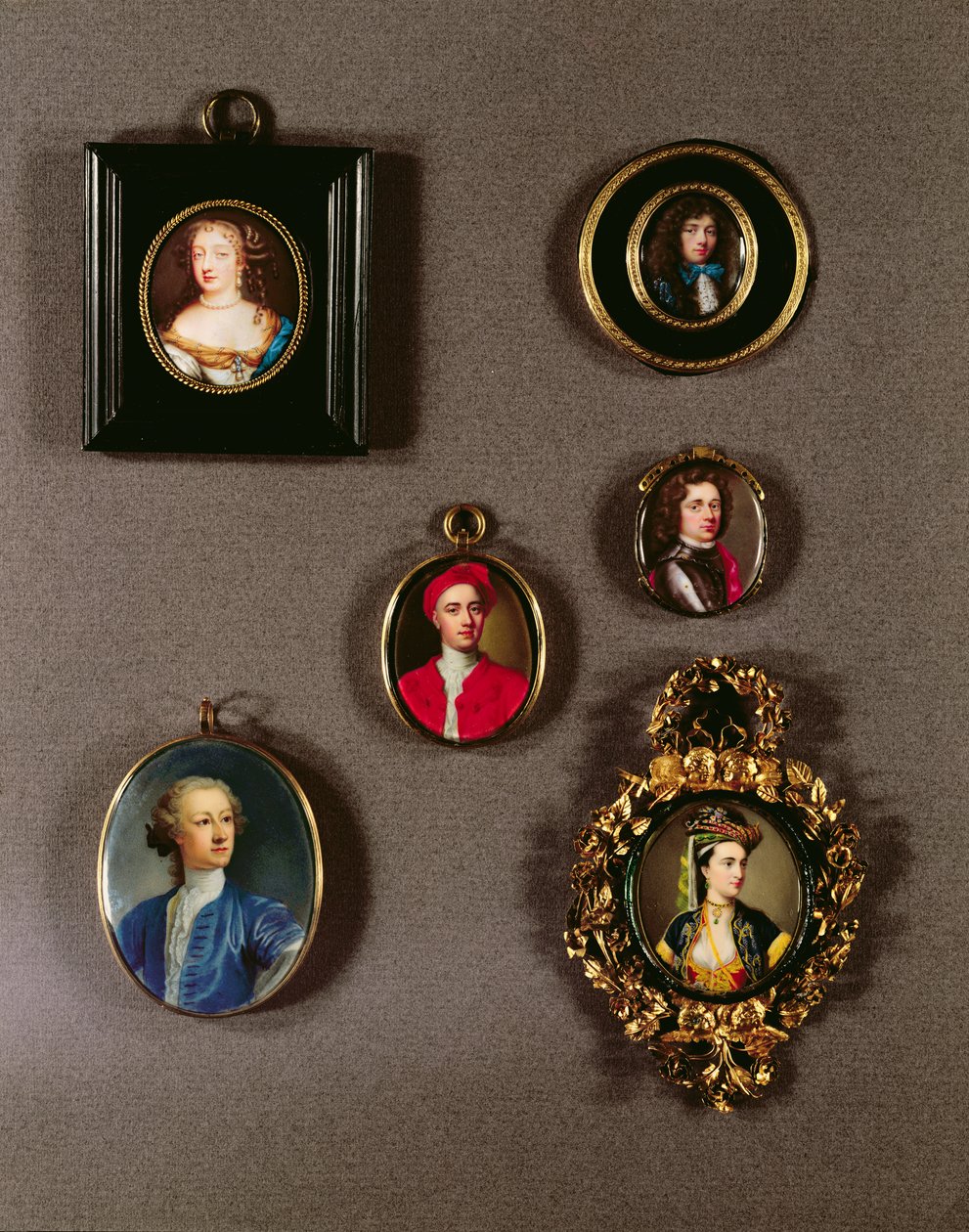 Miniaturen von L nach R, T nach B: Frances Teresa Stuart, Herzogin von Richmond und Lennox; Selbstporträt von Jean Petitot; Charles Fitzroy, 2. Herzog von von Unbekannt Unbekannt