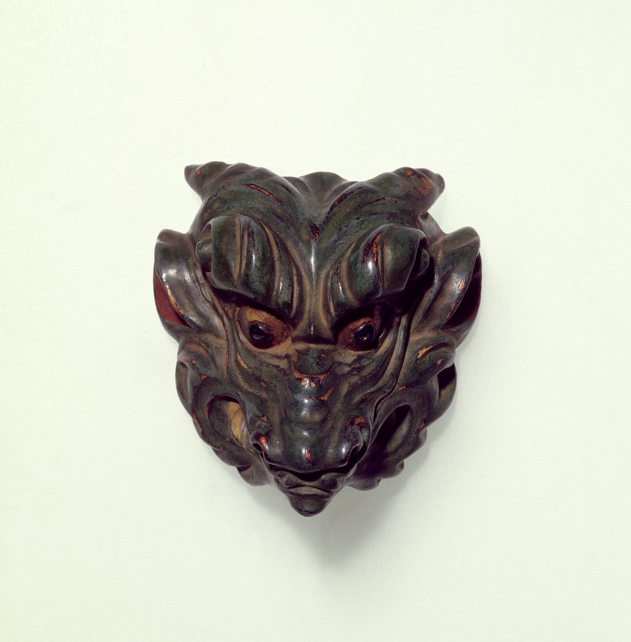 Bemalte Buchsbaum-Netsuke, geschnitzt als Modell einer Gagaku-Maske, 19. Jahrhundert von Unbekannt Unbekannt