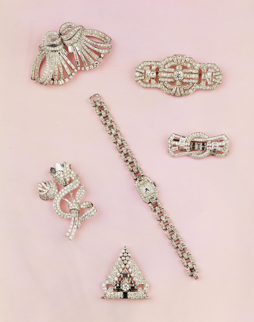 Auswahl an Diamantschmuck: Baguette- und Marquise-förmige Diamant-Spray-Brosche; Art-Deco-Diamant-Clip; Panel-Diamant-Brosche; Damen-Oblong-Gehäuse-Diamant-Uhr von Unbekannt Unbekannt