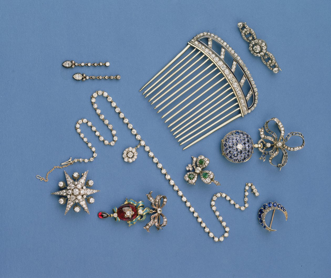Auswahl an Diamantschmuck: Haarkamm; abgestufte Collet-Halskette; Saphir-Halbmond-Brosche; Email-Karfunkel-Anhänger; Taschenuhr; Sternbrosche von Unbekannt Unbekannt