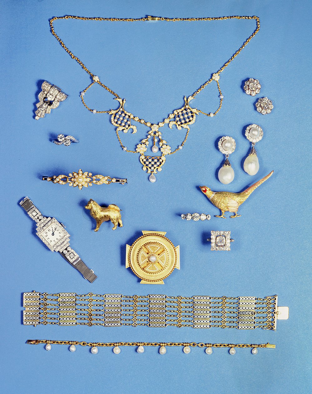 Auswahl an Schmuck: Perlen- und Goldanhänger; Art Deco Diamantbrosche; Perlenohrringe; keltische Goldbrosche; Edwardianisches Kettenarmband; Fasanenbrosche; Goldarmreif mit Halbperlen von Unbekannt Unbekannt