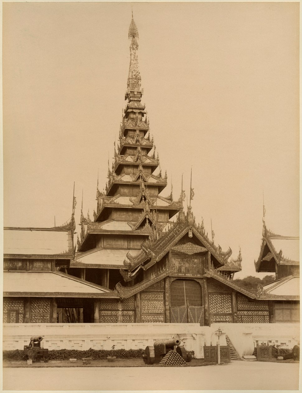 Die Myei-nan oder Hauptaudienzhalle im Palast von Mandalay, Burma, Ende des 19. Jahrhunderts von Unbekannt Unbekannt